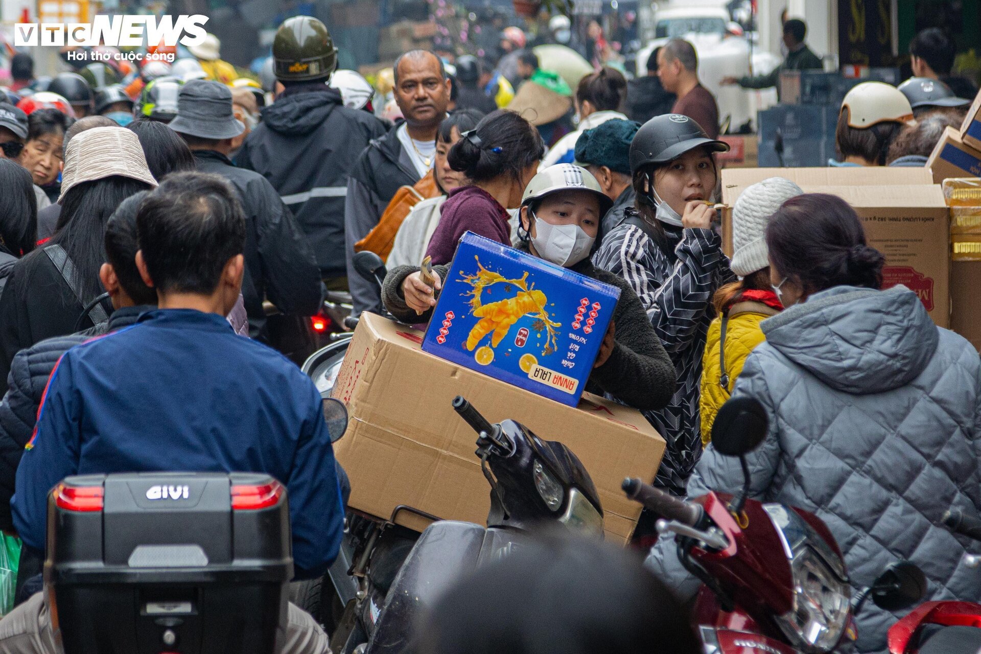 Người dân đổ xô sắm Tết, 'thủ phủ' bánh kẹo ở Hà Nội 'thất thủ' - Ảnh 16.