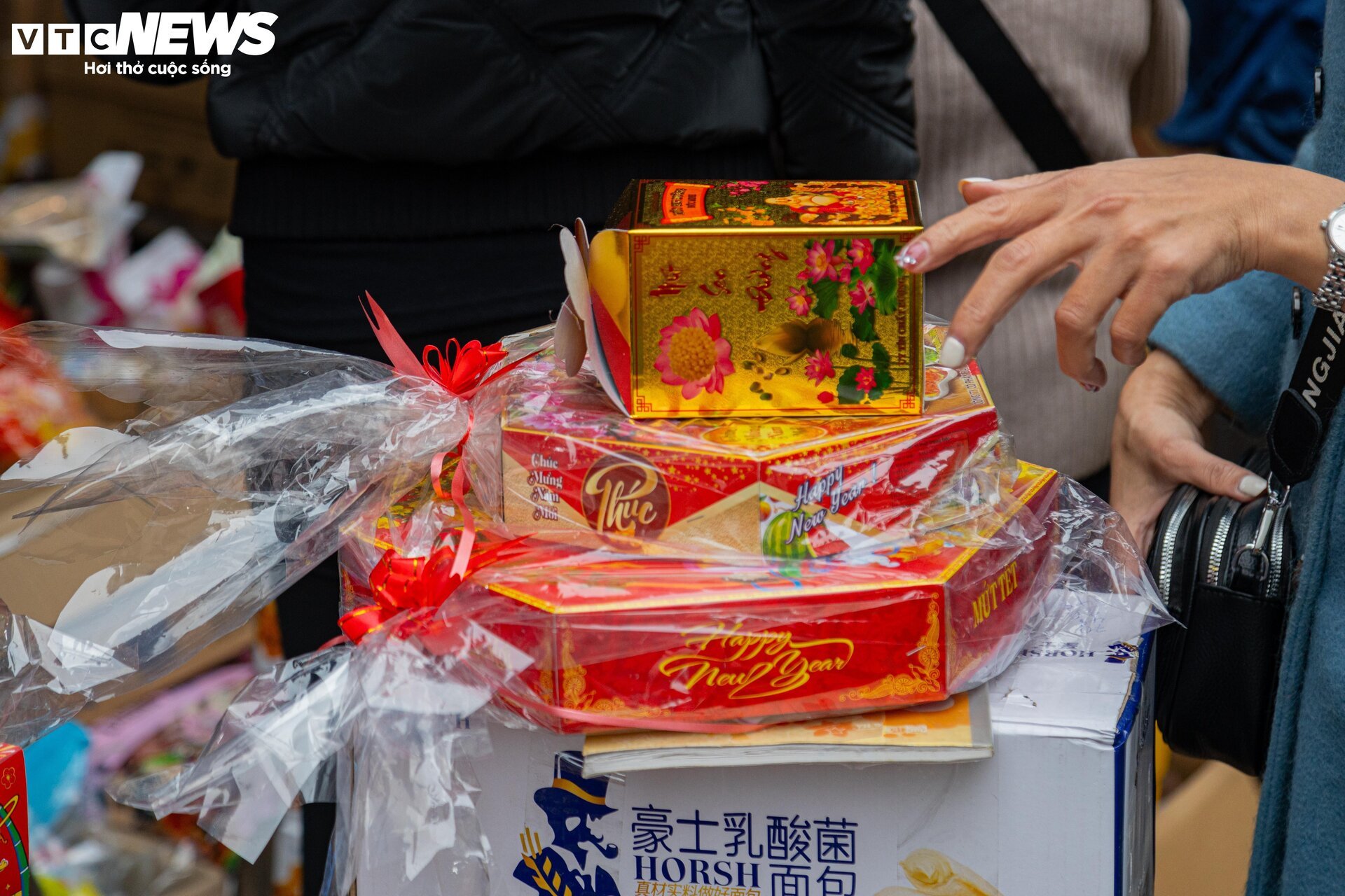 Người dân đổ xô sắm Tết, 'thủ phủ' bánh kẹo ở Hà Nội 'thất thủ' - Ảnh 10.