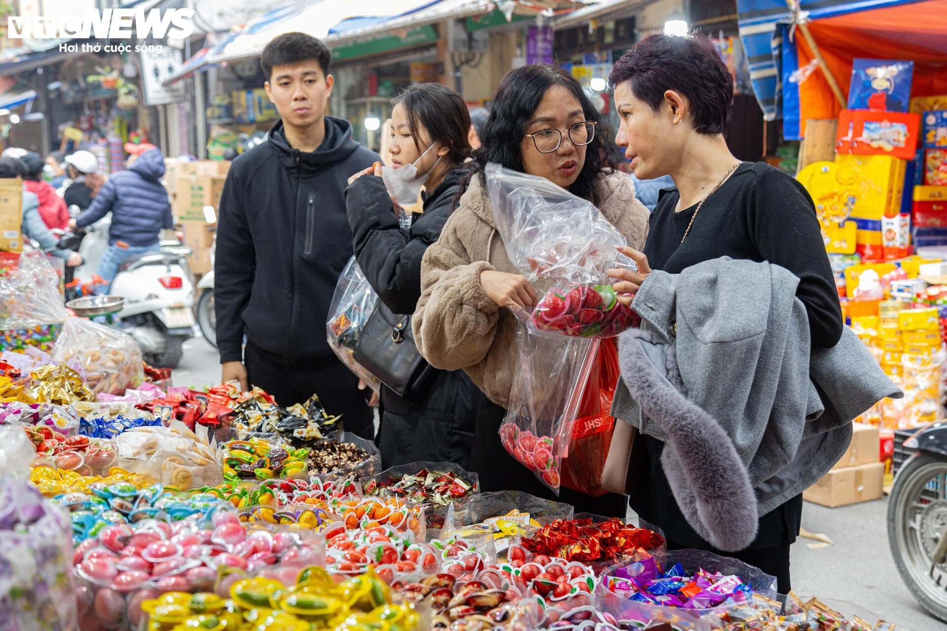 Người dân đổ xô sắm Tết, 'thủ phủ' bánh kẹo ở Hà Nội 'thất thủ' - Ảnh 8.