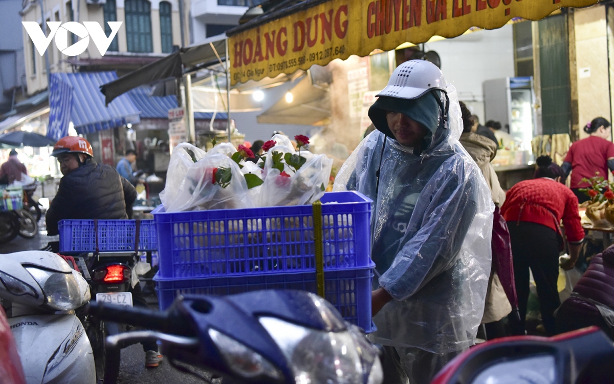 Người dân dậy sớm mua “gà ngậm hoa hồng” ở chợ “nhà giàu” cúng ông Công ông Táo - Ảnh 17.