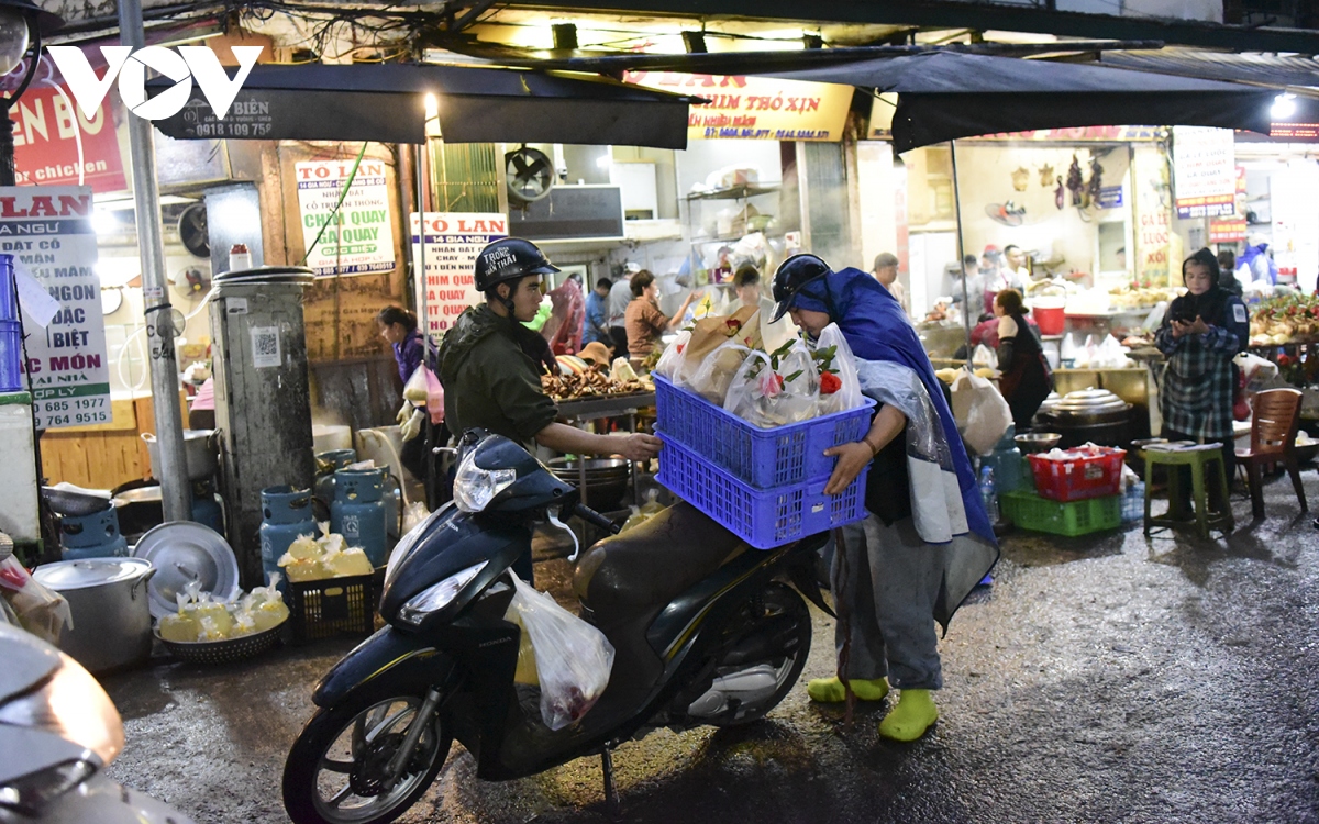 Người dân dậy sớm mua “gà ngậm hoa hồng” ở chợ “nhà giàu” cúng ông Công ông Táo - Ảnh 15.