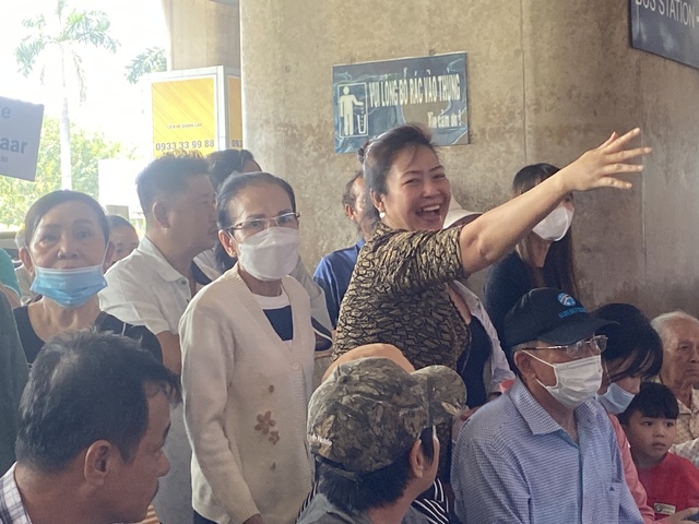 Sân bay Tân Sơn Nhất những ngày này: 1 người về 10 người đón, đông đúc từ sáng đến đêm - Ảnh 3.