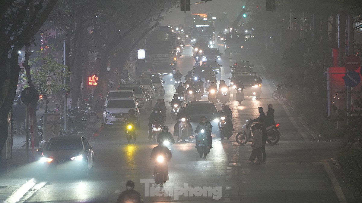 Không khí về đêm ở Hà Nội mù mịt trong lớp sương dày đặc, mờ ảo như Sapa - Ảnh 3.