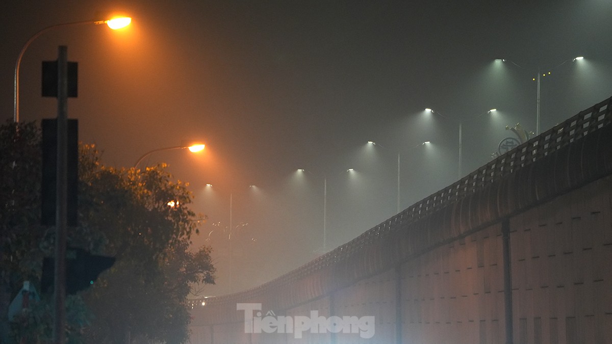 Không khí về đêm ở Hà Nội mù mịt trong lớp sương dày đặc, mờ ảo như Sapa - Ảnh 4.