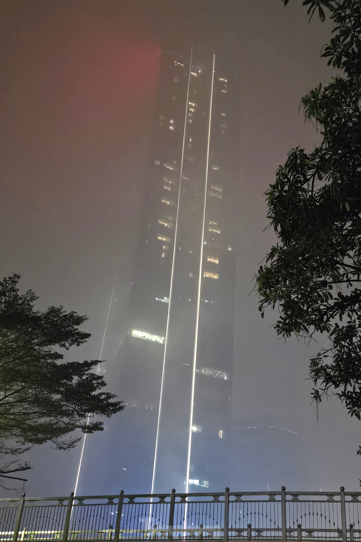 Không khí về đêm ở Hà Nội mù mịt trong lớp sương dày đặc, mờ ảo như Sapa - Ảnh 6.