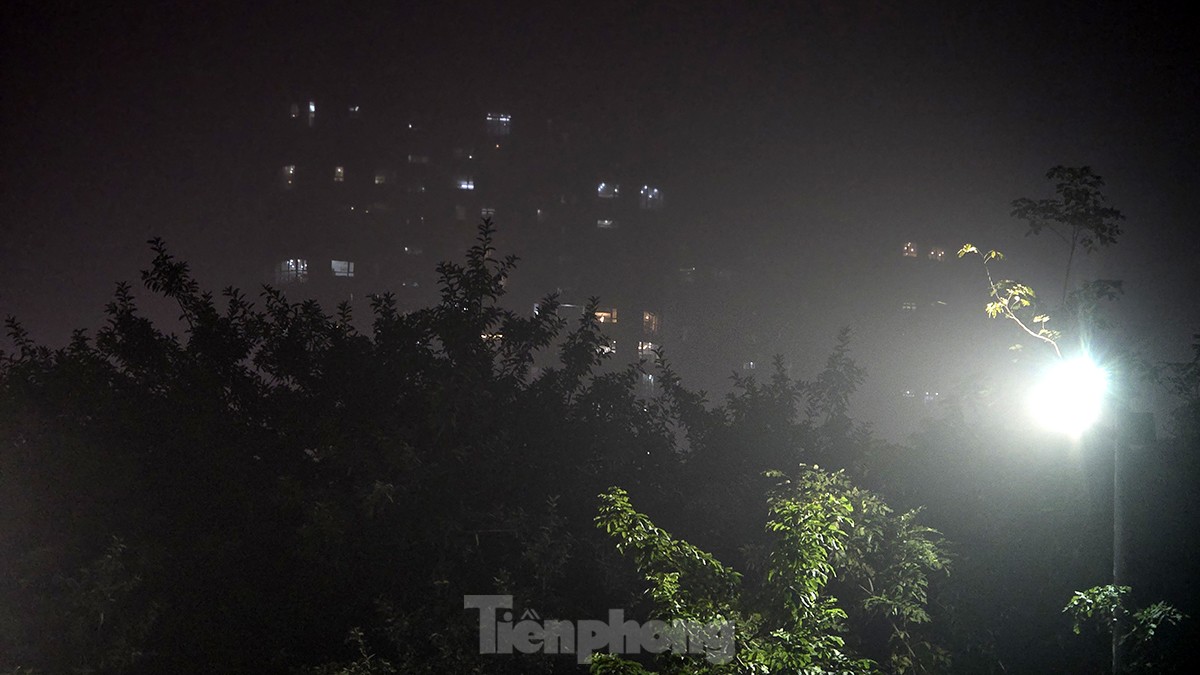 Không khí về đêm ở Hà Nội mù mịt trong lớp sương dày đặc, mờ ảo như Sapa - Ảnh 7.