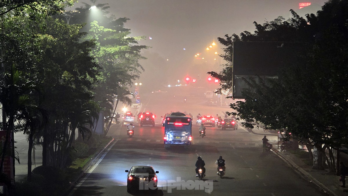 Không khí về đêm ở Hà Nội mù mịt trong lớp sương dày đặc, mờ ảo như Sapa - Ảnh 9.