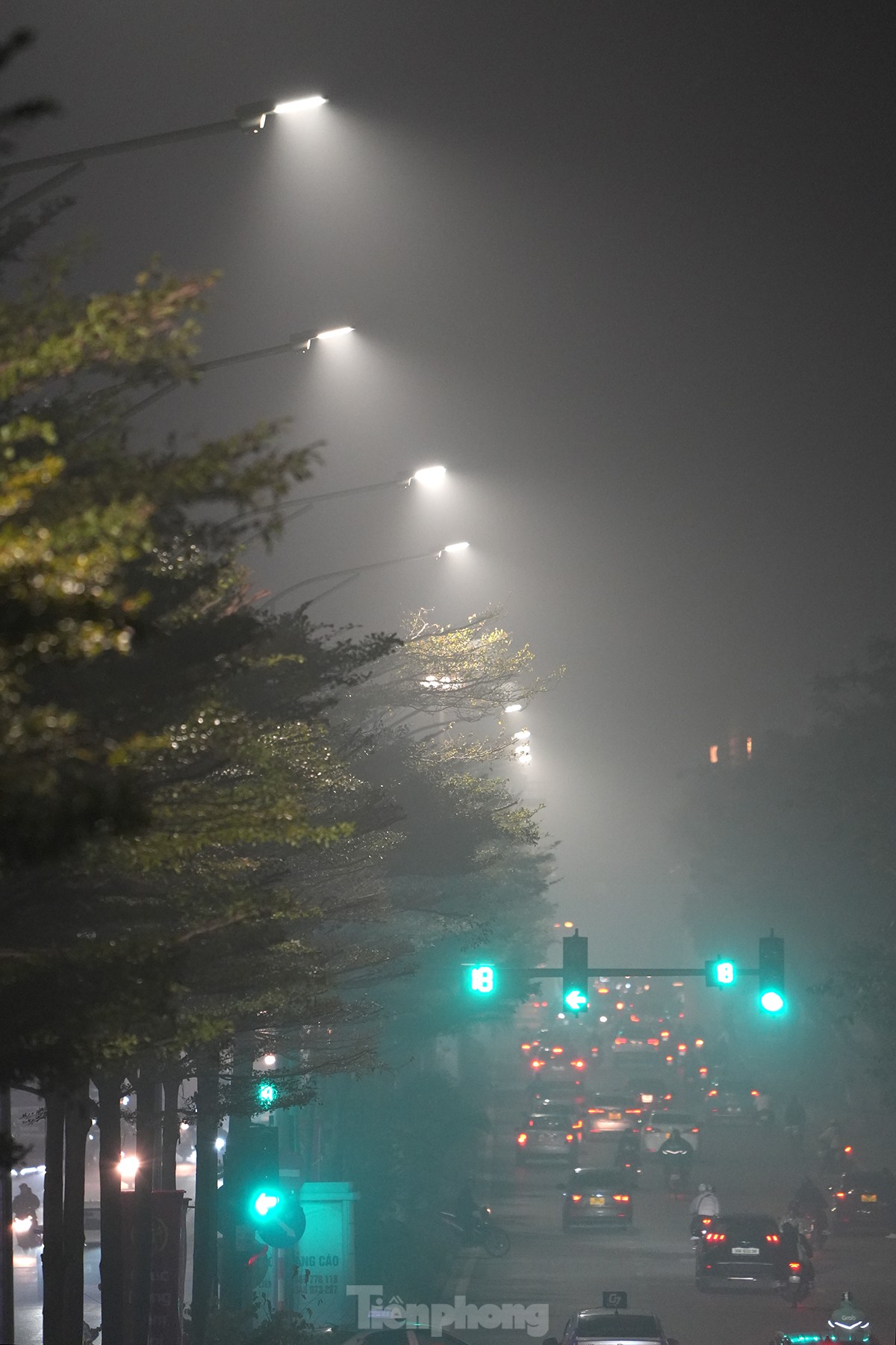 Không khí về đêm ở Hà Nội mù mịt trong lớp sương dày đặc, mờ ảo như Sapa - Ảnh 10.