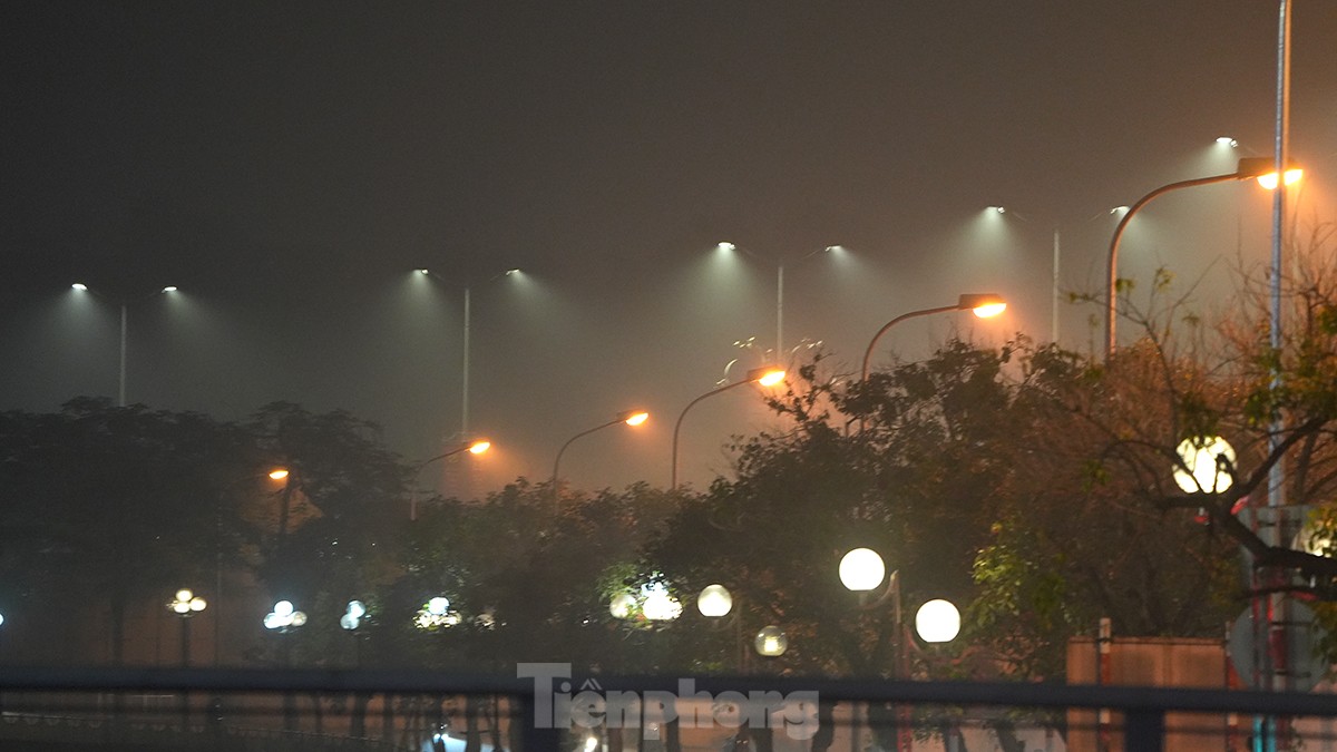 Không khí về đêm ở Hà Nội mù mịt trong lớp sương dày đặc, mờ ảo như Sapa - Ảnh 12.