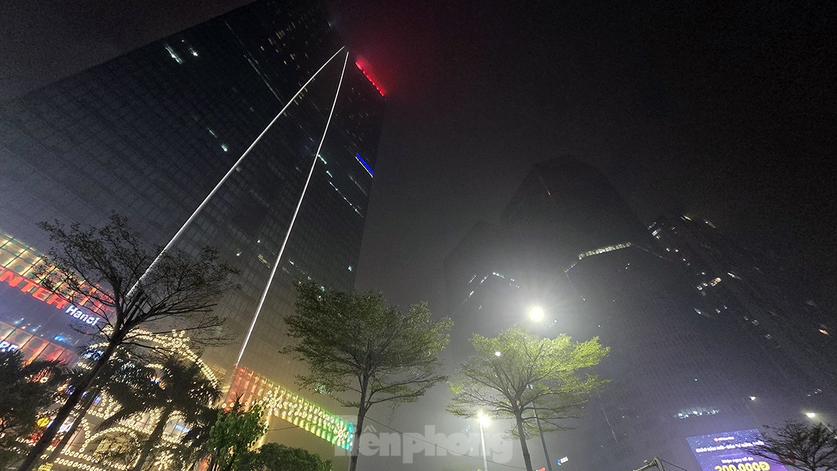 Không khí về đêm ở Hà Nội mù mịt trong lớp sương dày đặc, mờ ảo như Sapa - Ảnh 15.