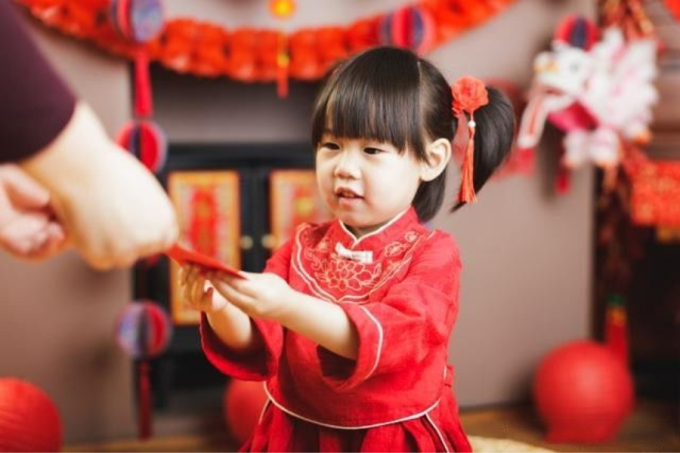 B&agrave; ngoại l&igrave; x&igrave; ch&aacute;u 10 triệu, trong khi b&agrave; nội chỉ cho 1 triệu: &Ocirc;ng bố đang muối mặt, nghe vợ giải th&iacute;ch liền vỡ lẽ - Ảnh 1.