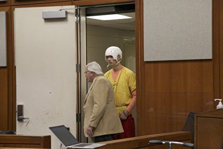 Vụ kỹ sư Google đánh chết vợ: Tên chồng sát nhân lần đầu xuất hiện tại tòa, hình ảnh trang phục và biểu cảm trên gương mặt gây chú ý - Ảnh 2.