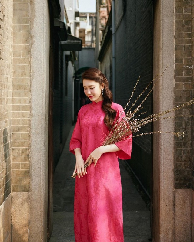Ngắm áo dài mùng 1 Tết của mỹ nhân Việt: nhiều local brand quen mặt được gọi tên, tông hồng liên tục thắng thế - Ảnh 25.