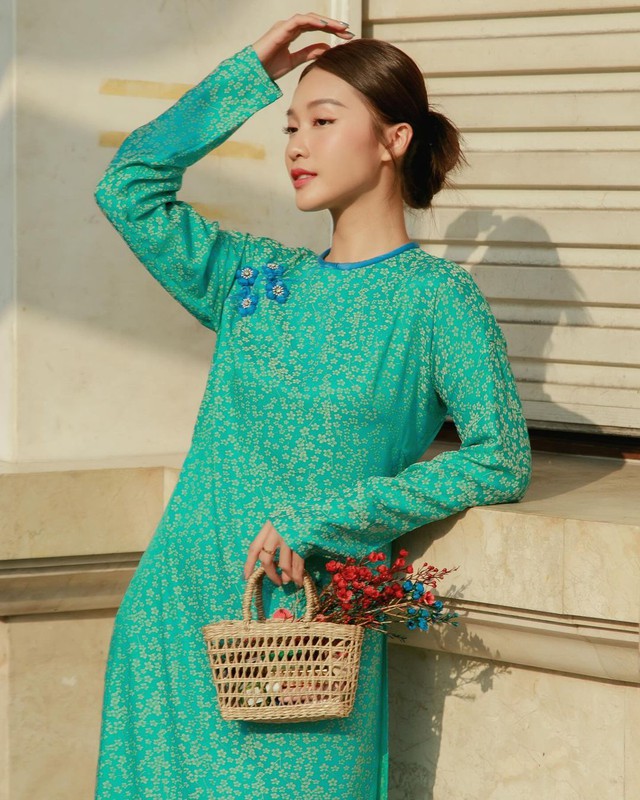 Ngắm áo dài mùng 1 Tết của mỹ nhân Việt: nhiều local brand quen mặt được gọi tên, tông hồng liên tục thắng thế - Ảnh 13.