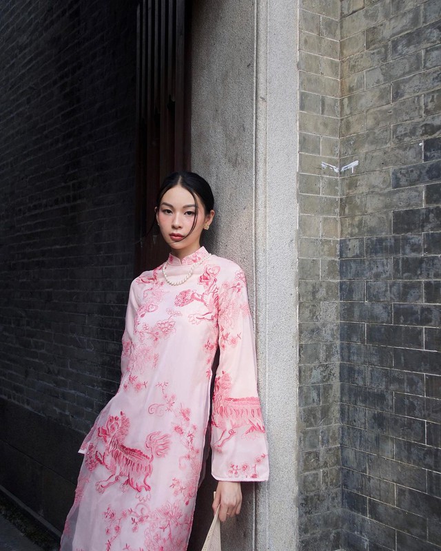Ngắm áo dài mùng 1 Tết của mỹ nhân Việt: nhiều local brand quen mặt được gọi tên, tông hồng liên tục thắng thế - Ảnh 17.