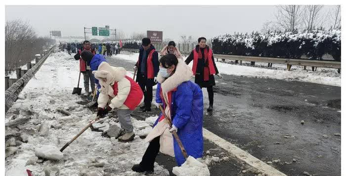 Xuân vận Trung Quốc gian truân vì bão tuyết: &quot;Giậm chân tại chỗ&quot; trên đường 6 ngày 5 đêm, ăn hết quà Tết vì đói- Ảnh 4.