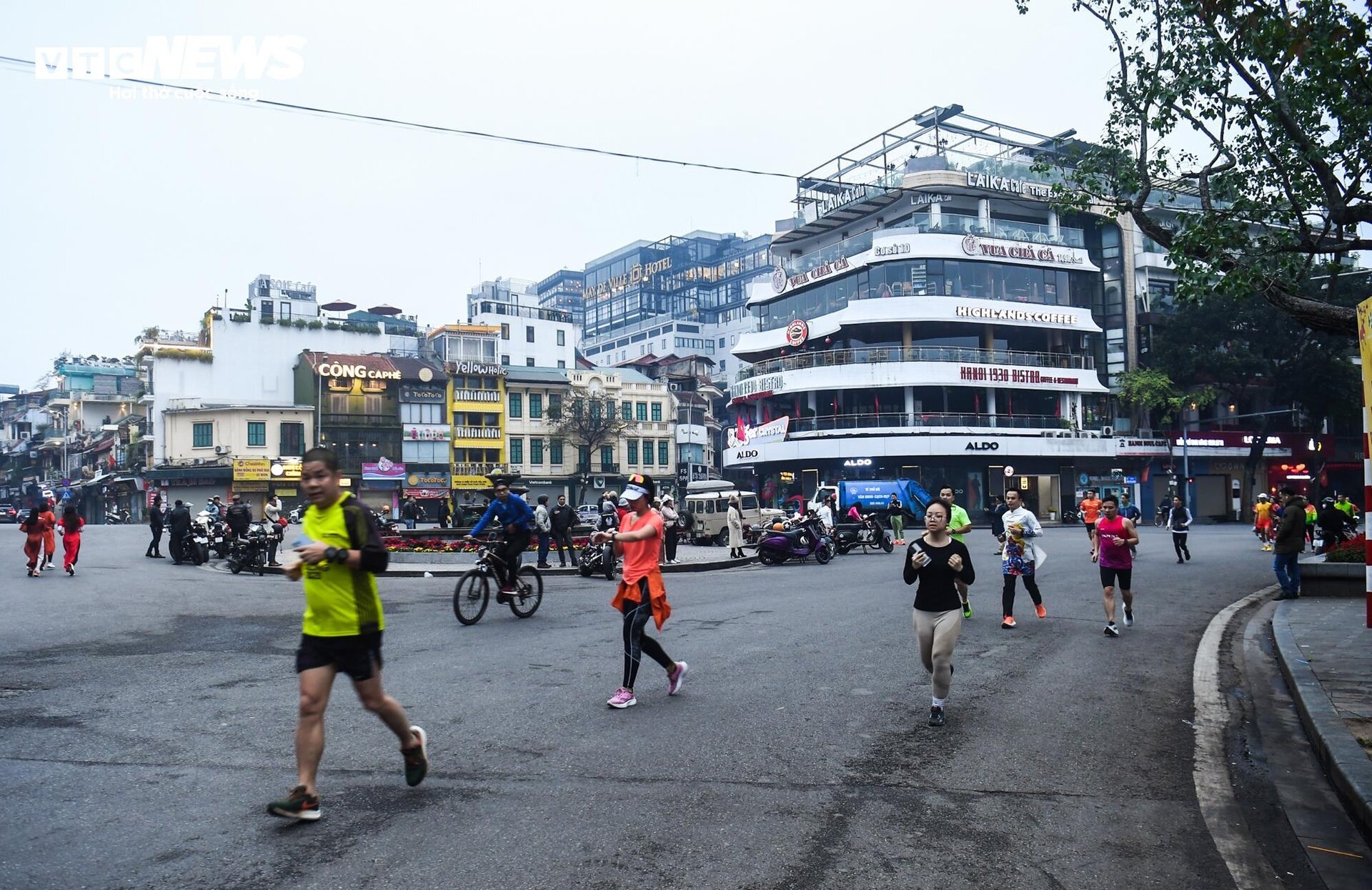 Hà Nội tĩnh lặng, yên bình trong sáng mùng 1 Tết Giáp Thìn 2024 - Ảnh 12.