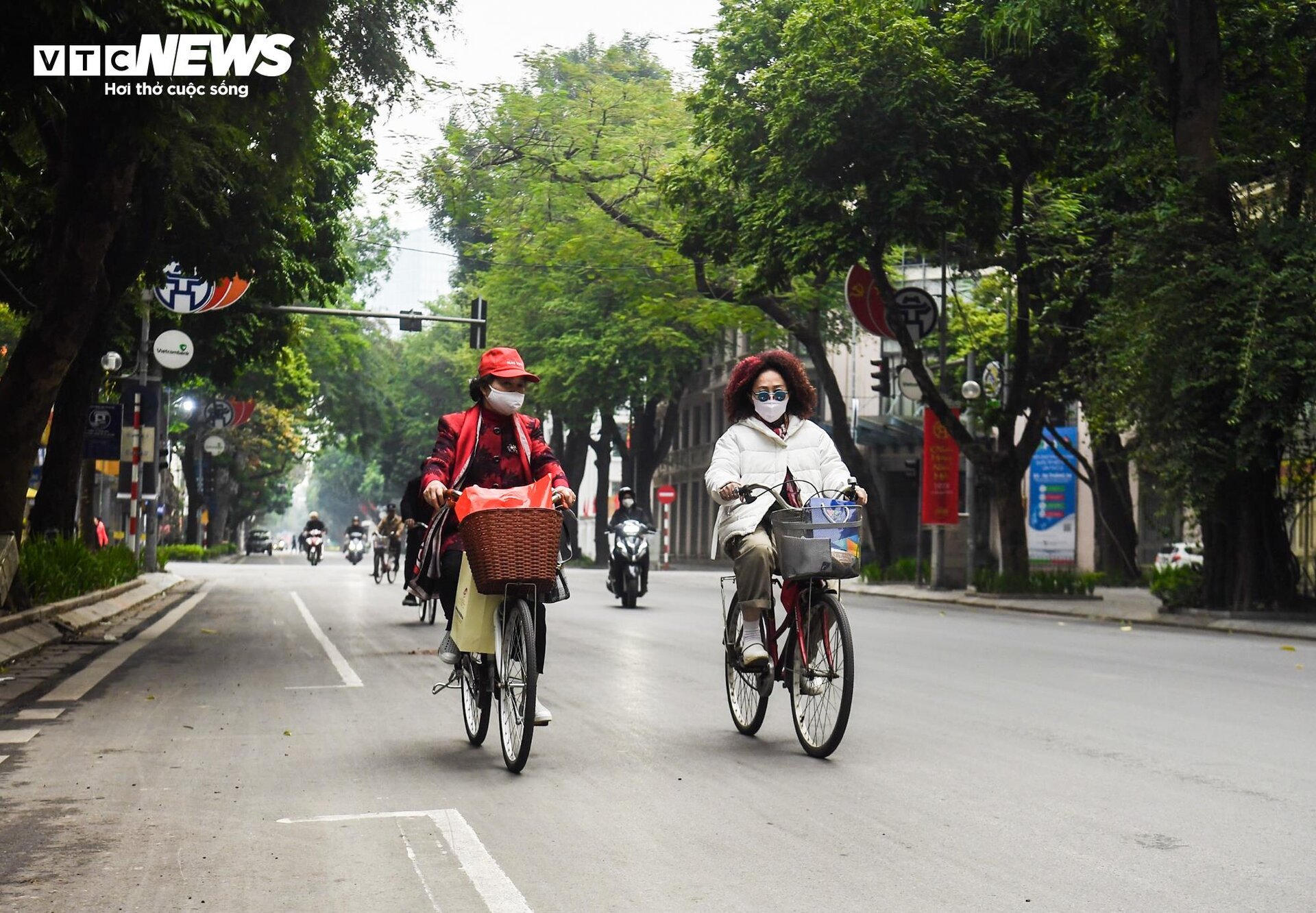 Hà Nội tĩnh lặng, yên bình trong sáng mùng 1 Tết Giáp Thìn 2024 - Ảnh 4.