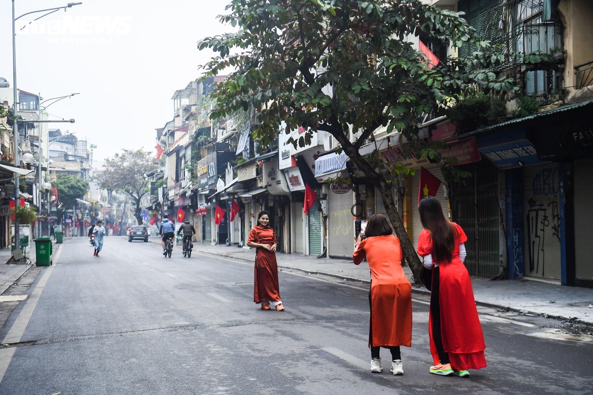 Hà Nội tĩnh lặng, yên bình trong sáng mùng 1 Tết Giáp Thìn 2024 - Ảnh 11.