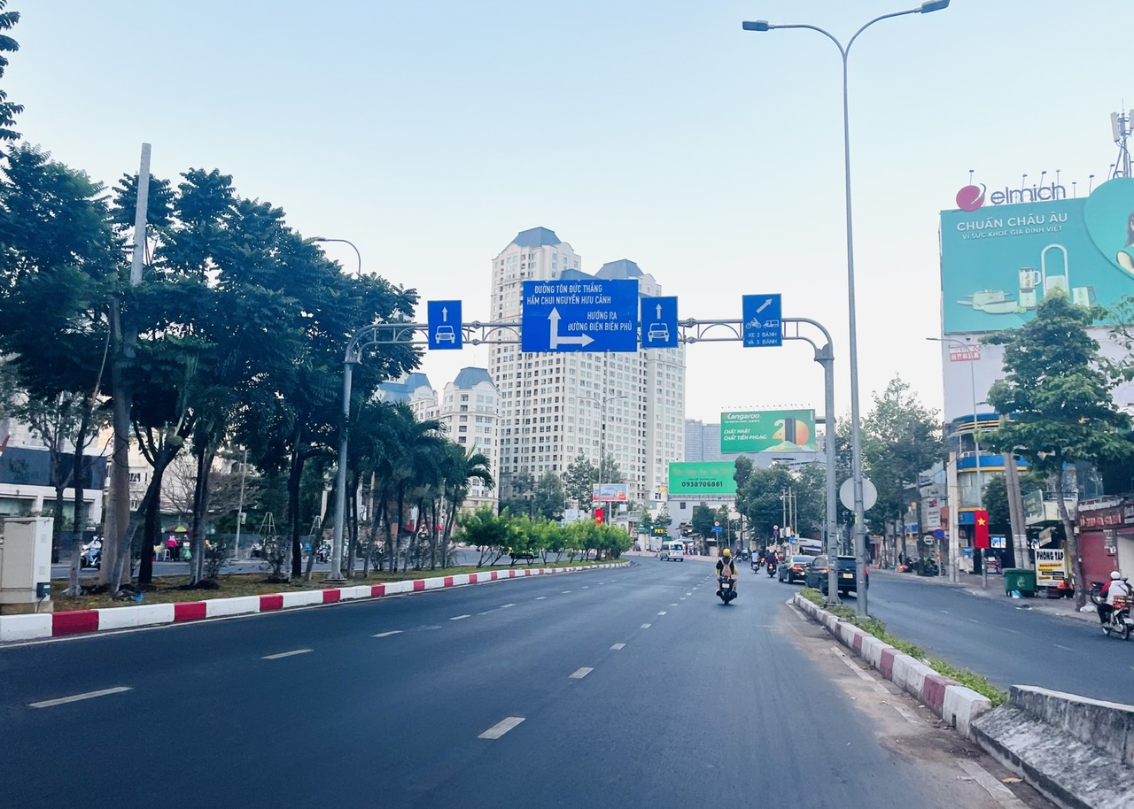 TP Hồ Chí Minh: Đường phố thanh vắng sáng mùng 1 Tết - Ảnh 2.