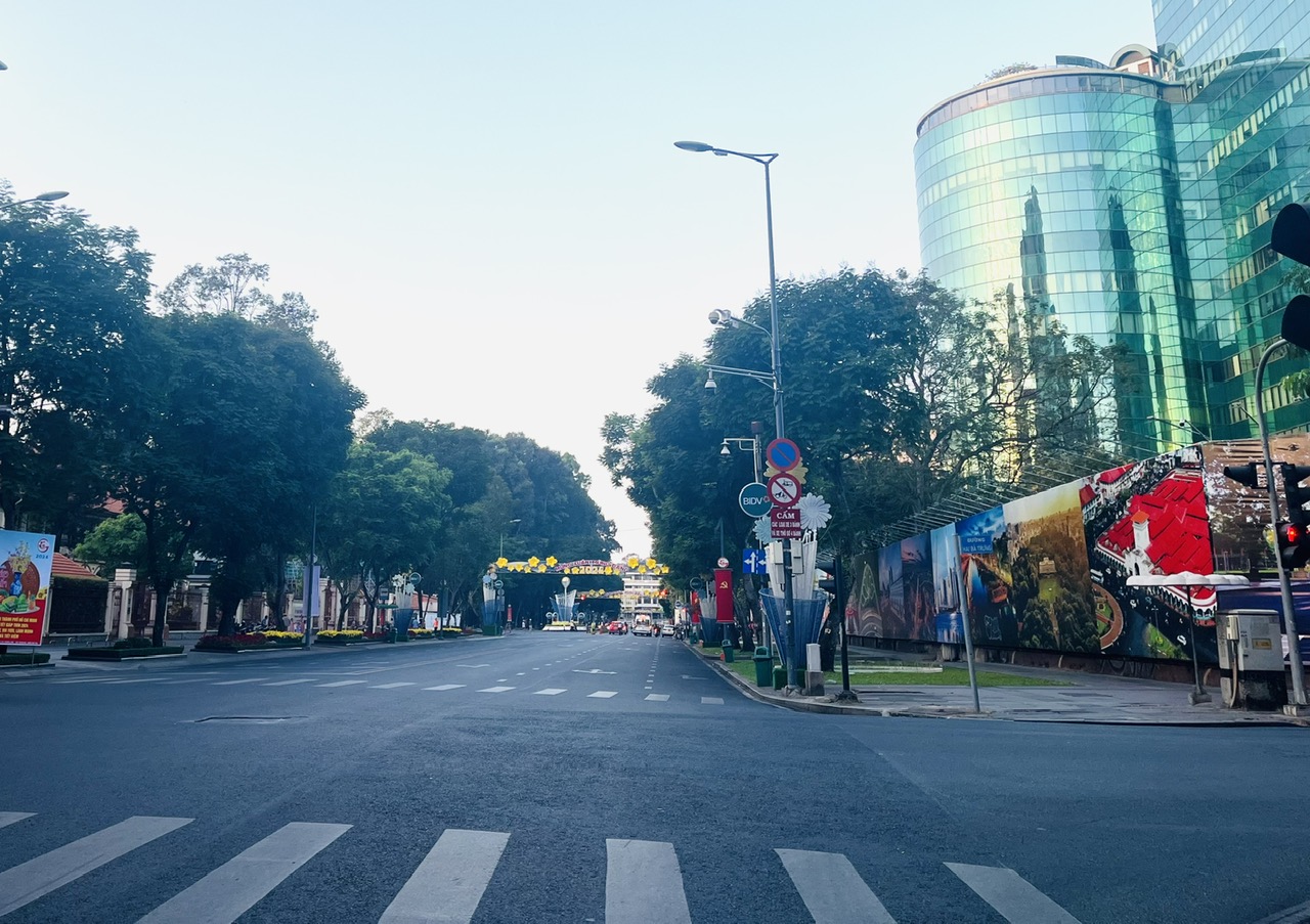 TP Hồ Chí Minh: Đường phố thanh vắng sáng mùng 1 Tết - Ảnh 4.