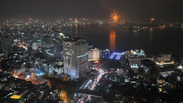 Choáng ngợp biển người chen chân xem màn biểu diễn ánh sáng tạo bởi 2024 máy bay không người lái lung linh đêm Giao thừa - Ảnh 3. Choáng ngợp biển người chen chân xem màn biểu diễn ánh sáng tạo bởi 2024 máy bay không người lái lung linh đêm Giao thừa - Ảnh 3.