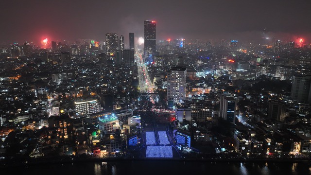 Choáng ngợp biển người chen chân xem màn biểu diễn ánh sáng tạo bởi 2024 máy bay không người lái lung linh đêm Giao thừa - Ảnh 4. Choáng ngợp biển người chen chân xem màn biểu diễn ánh sáng tạo bởi 2024 máy bay không người lái lung linh đêm Giao thừa - Ảnh 4.