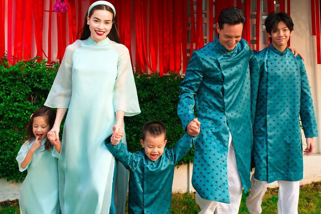 Gia đình Hồ Ngọc Hà khai xuân năm mới bằng bộ ảnh cực đầm ấm: Kim Lý có hành động tình cảm với Subeo - Ảnh 3.