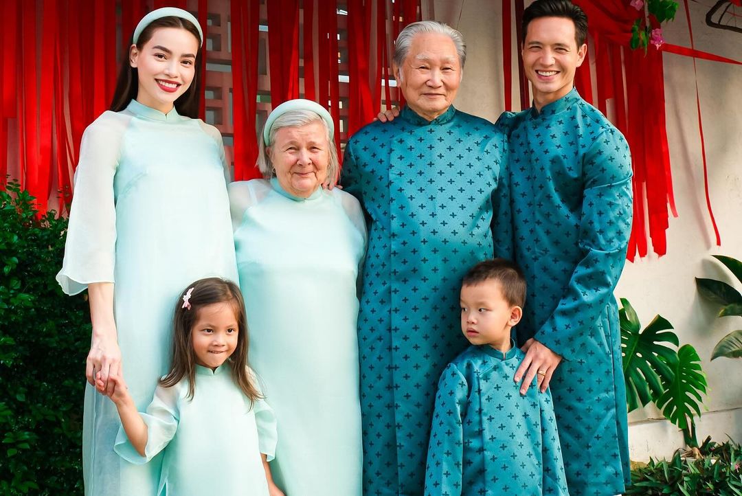Gia đình Hồ Ngọc Hà khai xuân năm mới bằng bộ ảnh cực đầm ấm: Kim Lý có hành động tình cảm với Subeo - Ảnh 4.