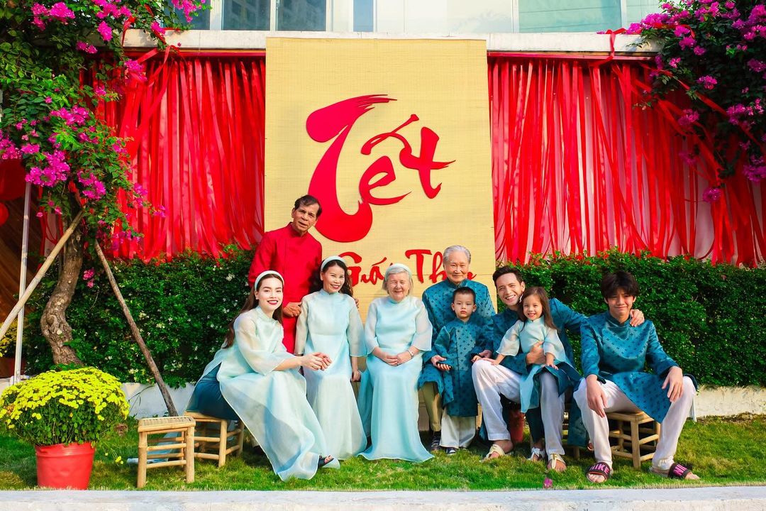 Gia đình Hồ Ngọc Hà khai xuân năm mới bằng bộ ảnh cực đầm ấm: Kim Lý có hành động tình cảm với Subeo - Ảnh 2.