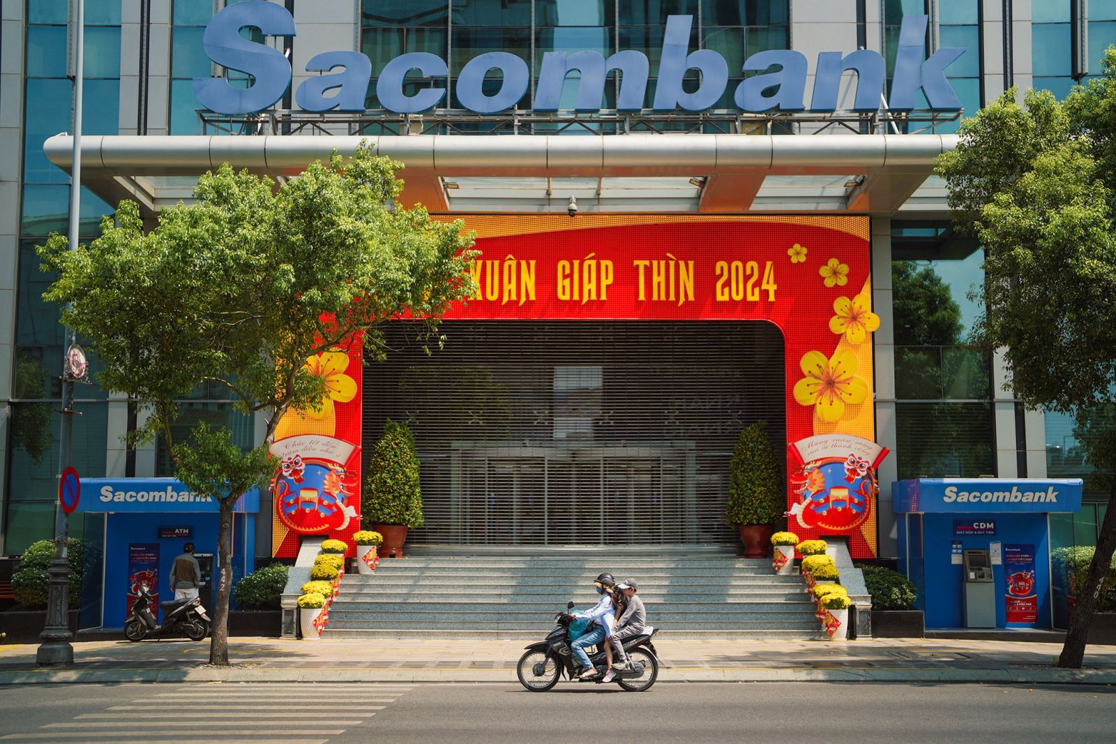 TP Hồ Chí Minh: Đường phố thanh vắng sáng mùng 1 Tết - Ảnh 8.