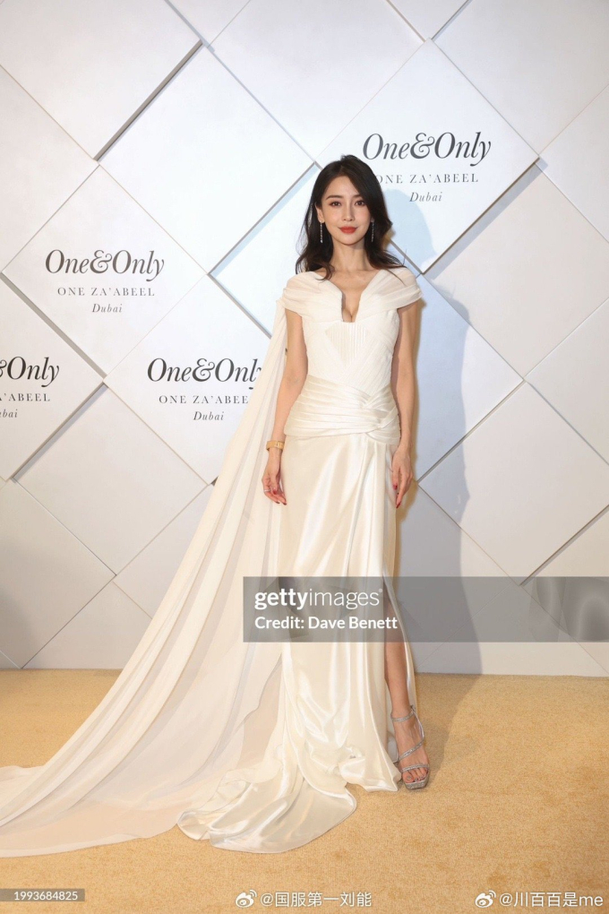 Angelababy gây bão với màn tái xuất sau 3 tháng bị "phong sát ngầm", nhan sắc đỉnh cỡ nào mà đánh bại cả "hung thần" Getty Image? - Ảnh 6. Angelababy gây bão với màn tái xuất sau 3 tháng bị "phong sát ngầm", nhan sắc đỉnh cỡ nào mà đánh bại cả "hung thần" Getty Image? - Ảnh 6.
