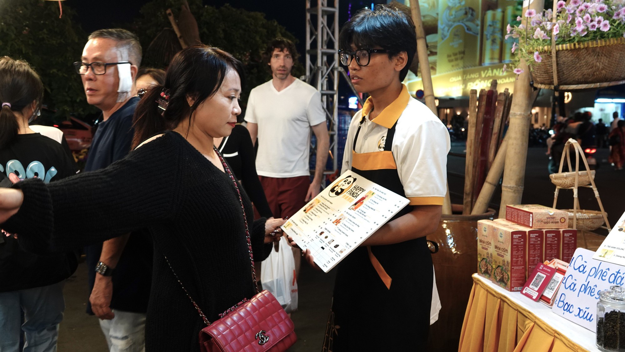 Chuyện sinh viên ở lại thành phố làm thêm dịp Tết: Phải "cày" để mua sách và đóng nốt tiền học phí- Ảnh 4. Chuyện sinh viên ở lại thành phố làm thêm dịp Tết: Phải "cày" để mua sách và đóng nốt tiền học phí- Ảnh 4.
