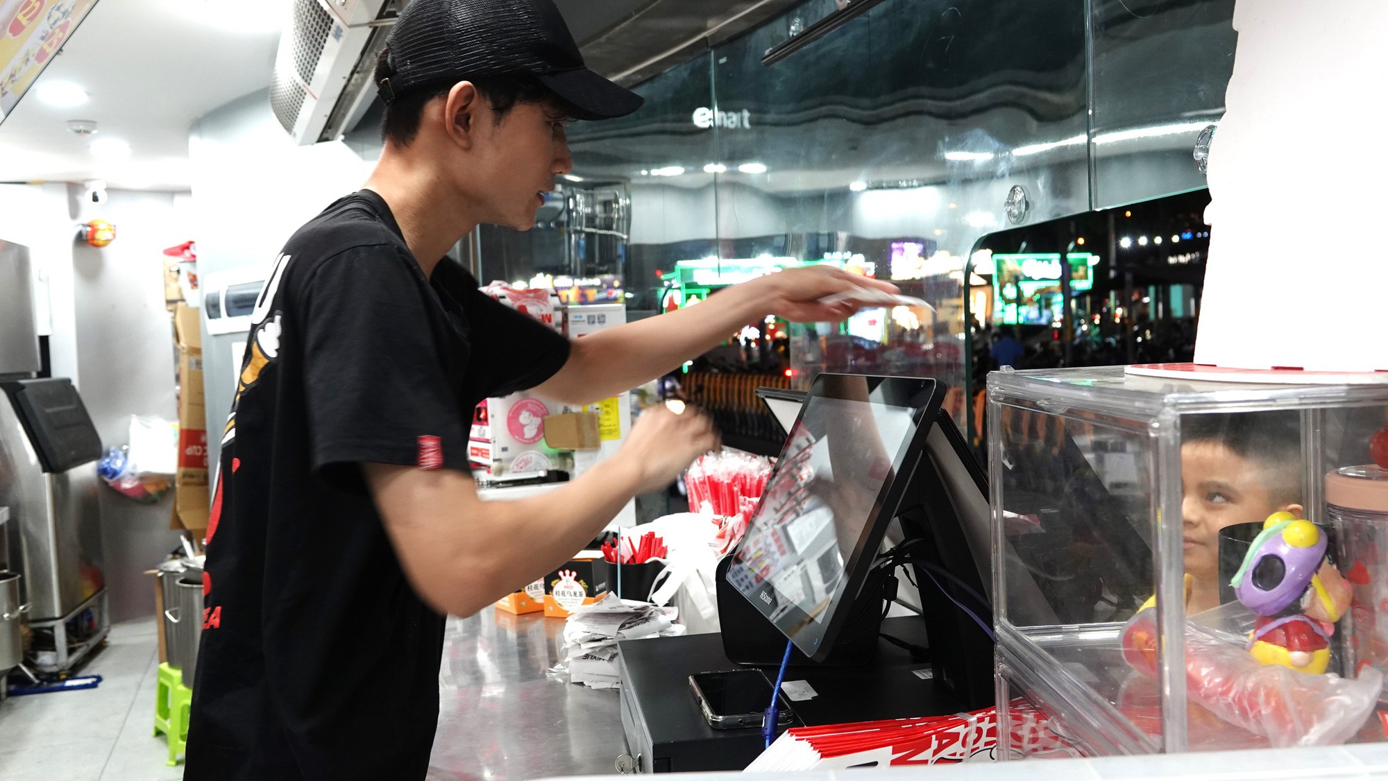 Chuyện sinh viên ở lại thành phố làm thêm dịp Tết: Phải "cày" để mua sách và đóng nốt tiền học phí- Ảnh 3. Chuyện sinh viên ở lại thành phố làm thêm dịp Tết: Phải "cày" để mua sách và đóng nốt tiền học phí- Ảnh 3.