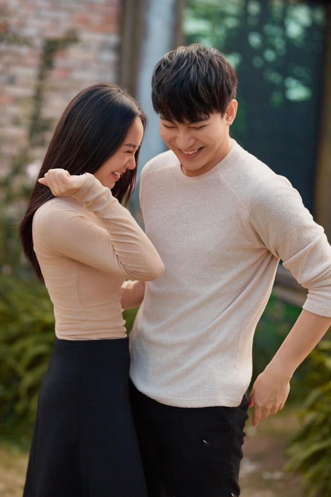 Cặp đôi đẹp nhất phim VTV khoe ảnh Tết như vợ chồng, khán giả soi nét phu thê thấy rõ - Ảnh 8. Cặp đôi đẹp nhất phim VTV khoe ảnh Tết như vợ chồng, khán giả soi nét phu thê thấy rõ - Ảnh 8.