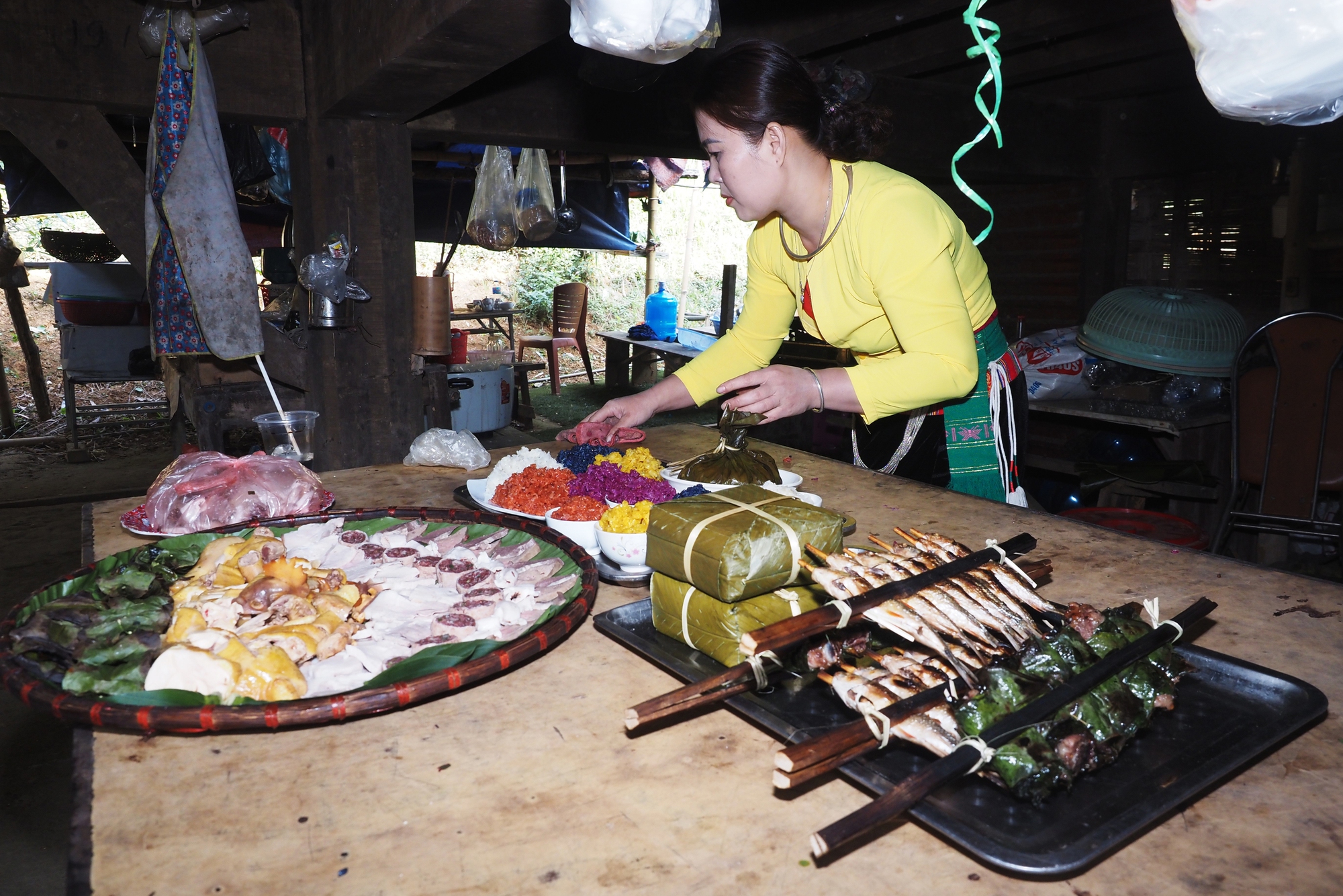 Nguyên liệu để chế biến các món cụ thể gồm: Thịt gà, cá, các món về thịt lợn bao gồm thịt lợn luộc và nướng, chả cuốn lá bưởi, tim, gan luộc, xôi, cá nướng, măng ớt muối, dưa chua, cây chuối rừng thái nhỏ để nấu canh, rau thơm các loại;