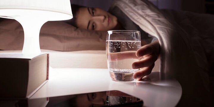 Uống nước ấm trước khi ngủ có tác dụng gì? - Ảnh 1.