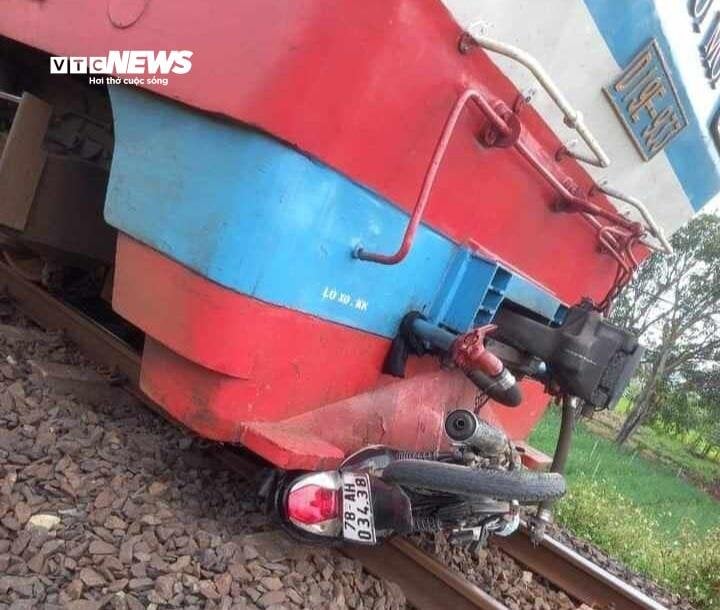 Băng qua đường sắt, 2 cô gái đi xe máy bị tàu hoả tông thương vong - Ảnh 2.