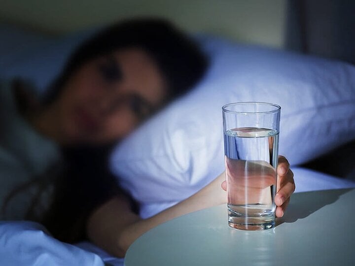 Uống nước ấm trước khi ngủ có tác dụng gì? - Ảnh 2.