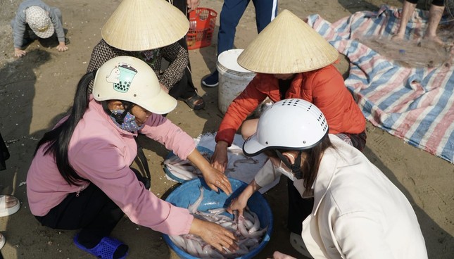 Thanh Hoá: Mùng 3 Tết, ngư dân ‘xông’ biển, du khách ‘xuống tiền’ đón lộc - Ảnh 3.