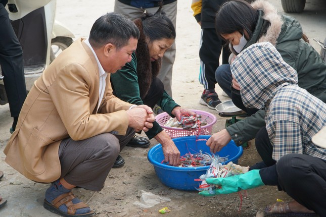 Thanh Hoá: Mùng 3 Tết, ngư dân ‘xông’ biển, du khách ‘xuống tiền’ đón lộc - Ảnh 6.