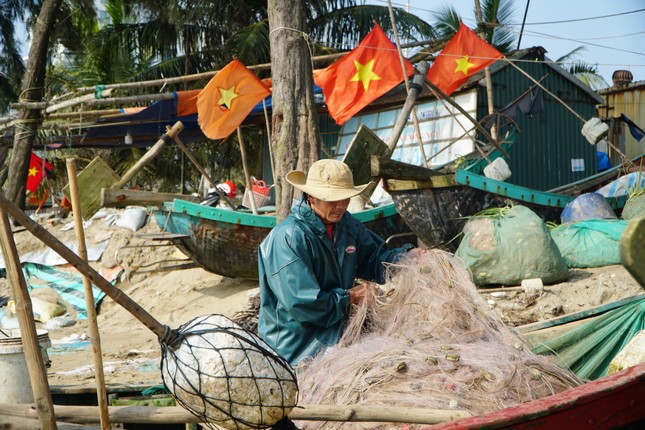 Thanh Hoá: Mùng 3 Tết, ngư dân ‘xông’ biển, du khách ‘xuống tiền’ đón lộc - Ảnh 11.