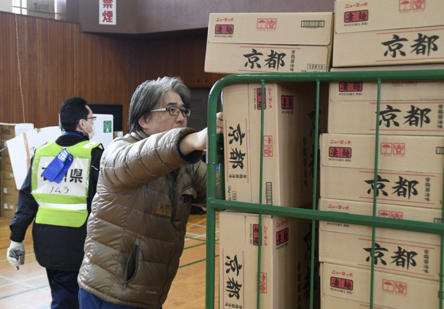 Nhân viên cứu trợ, y tá Nhật Bản kiệt sức sau hơn 1 tháng xảy ra động đất - Ảnh 1.