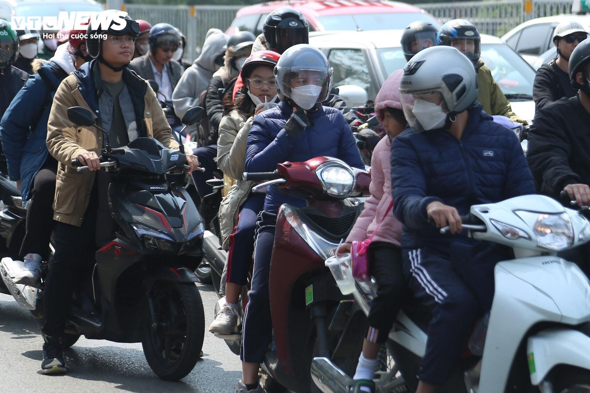 Người dân trở lại Hà Nội sớm, cao tốc Pháp Vân - Cầu Giẽ kẹt cứng - Ảnh 9.