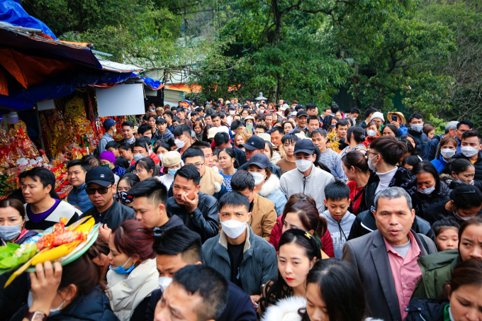 Hơn 2 vạn người đổ về chùa Hương dù chưa khai hội: Những điều cần biết khi tham gia lễ hội mùa xuân lớn nhất Việt Nam - Ảnh 2.