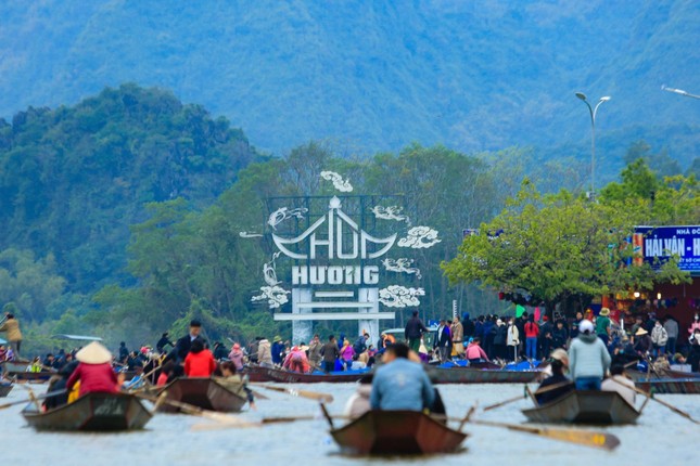 Hơn 2 vạn người đổ về chùa Hương dù chưa khai hội: Những điều cần biết khi tham gia lễ hội mùa xuân lớn nhất Việt Nam - Ảnh 1.