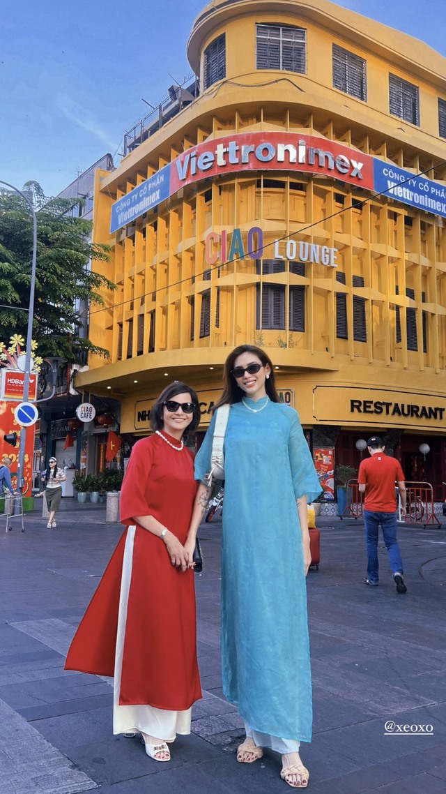 Mỹ nhân Việt diện áo dài local brand du xuân mùng 3 Tết: Người nhẹ nhàng với tông hồng, người ưu ái sắc xanh - Ảnh 7.