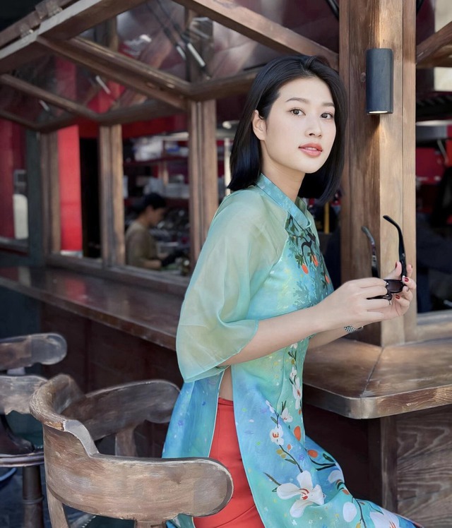 Mỹ nhân Việt diện áo dài local brand du xuân mùng 3 Tết: Người nhẹ nhàng với tông hồng, người ưu ái sắc xanh - Ảnh 5.