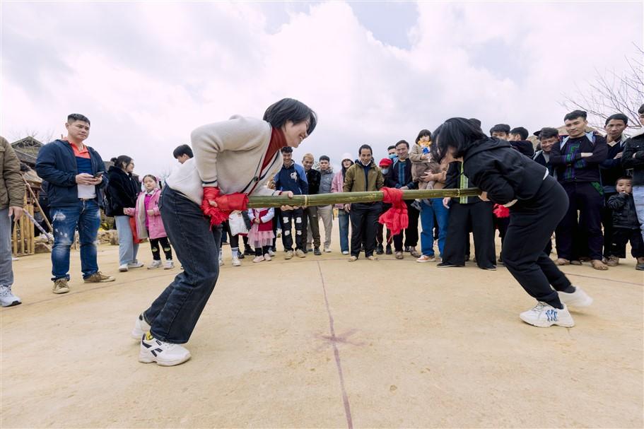 Sa Pa: Hàng nghìn lượt khách trẩy Hội Xuân Mở Cổng trời tại Fansipan - Ảnh 8.