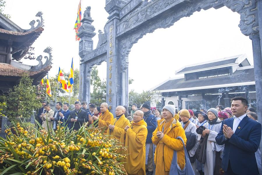 Sa Pa: Hàng nghìn lượt khách trẩy Hội Xuân Mở Cổng trời tại Fansipan - Ảnh 9.